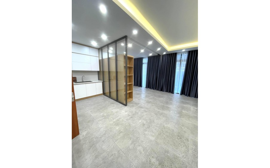 Bán gấp nhà Hoàng Quốc Việt, ngõ siêu rộng ô tô tránh, nhà 4 tầng giá chỉ 10.8 tỷ